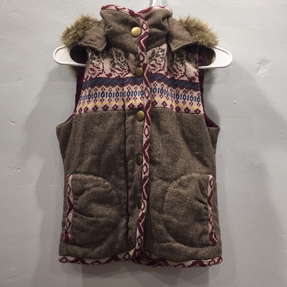 Print vest with detachable hood.